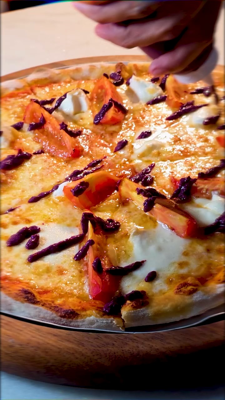 Pizza da Piola Curitiba com queijo, molho e fermentação lenta