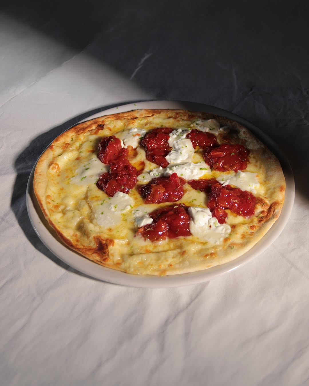 Pizza Etna com burrata e goiabada